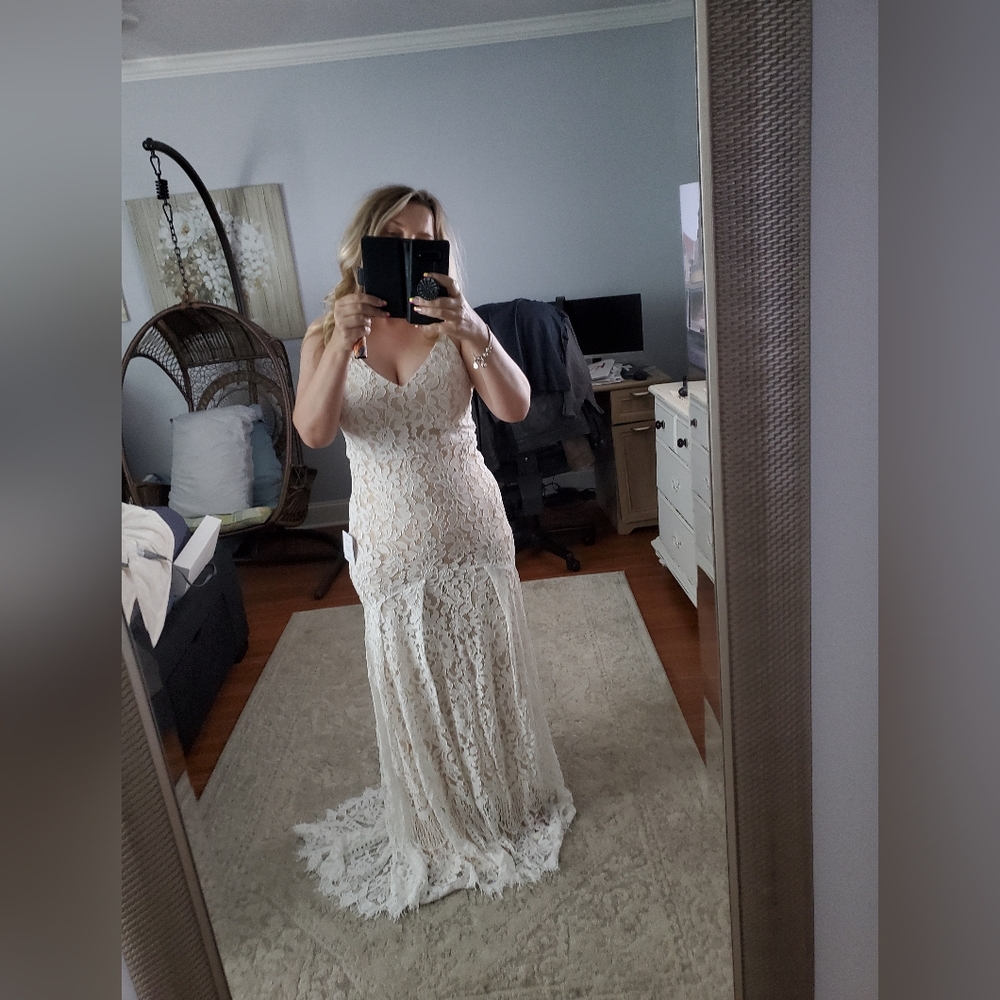 Lulus lace dress with small small train